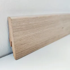 Jalkalista DomusFlooring 18x58x2400 mm MDF valkaistu tammi