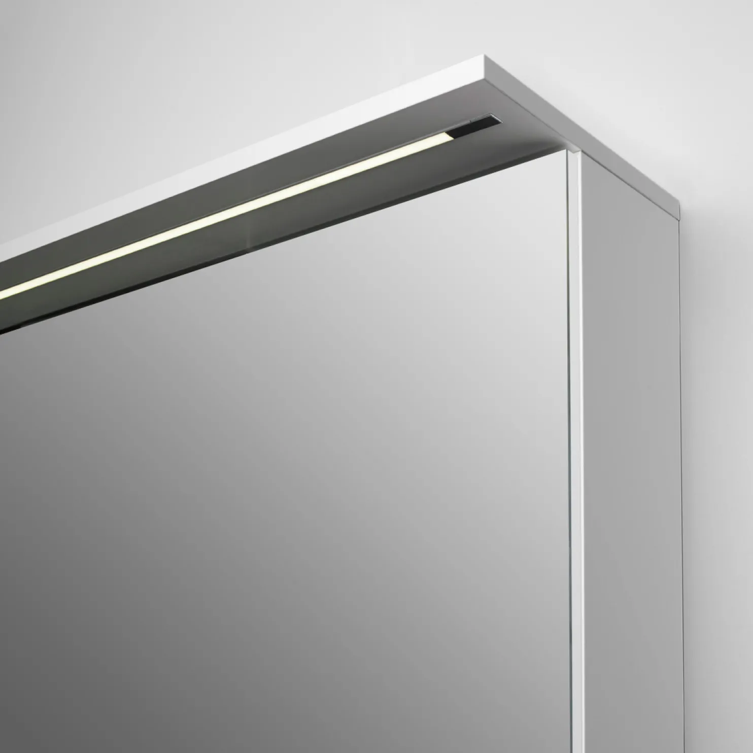 Peilikaappi Easy Bath 70 LED-valolippa pistorasia