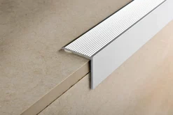 Porraskulmalista Progress Profiles Prowalk tarrakiinnitys 30x30mm 2,7m anodisoitu hopea