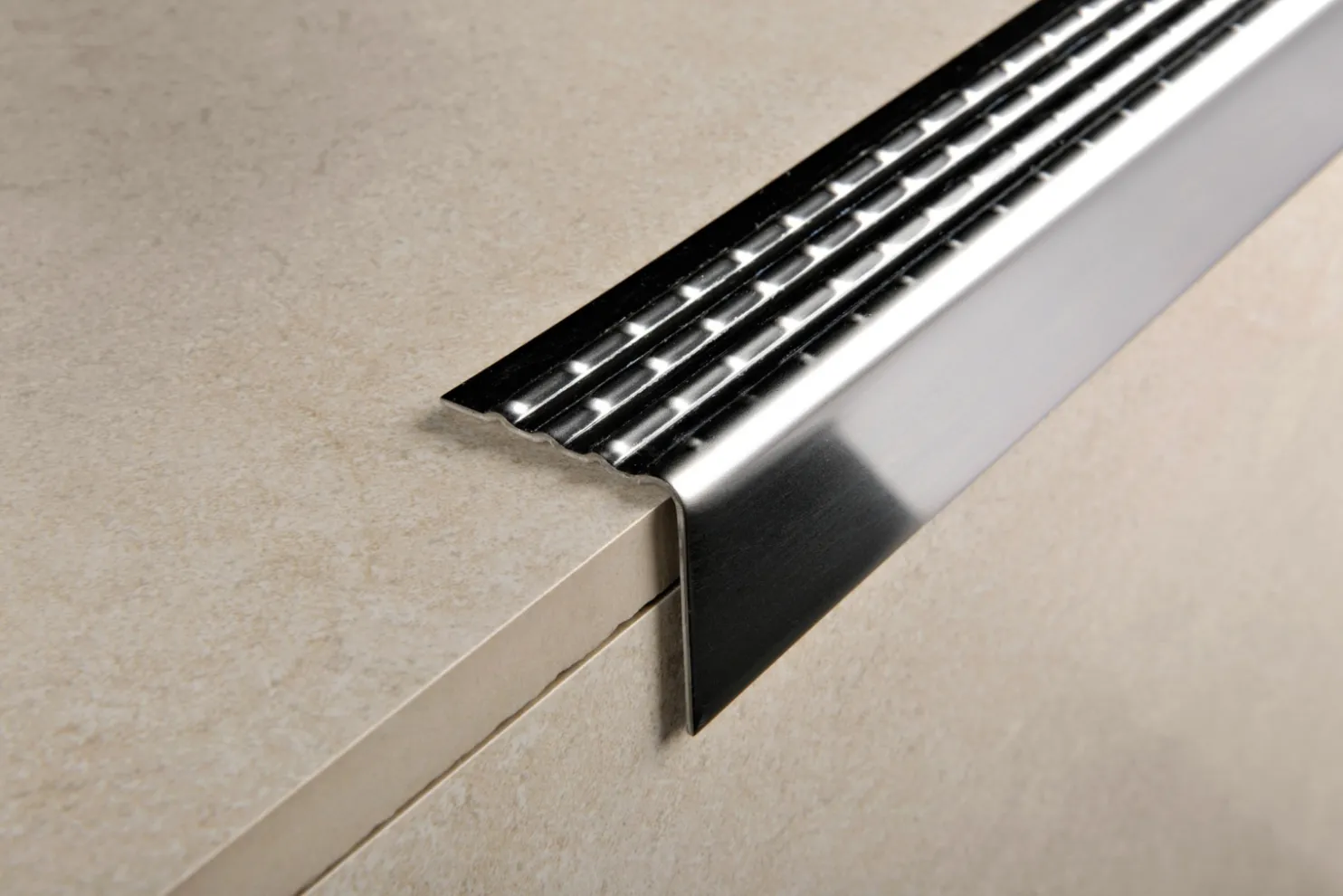 Porraskulmalista Progress Profiles Prowalk ACC tarrakiinnitys 30x20mm 2,7m rst